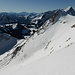 Tiefblick vom südlichen Rand des Gipfelplateaus über die makellosse S-Flanke hinunter. Rechts der SW-Grat mit P. 2123, darüber der Dent de Brenleire, links über dem Pass 1816  und Gros Mont u.a. die Dents du Midi und der Mont Blanc