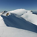 Blick vom Grat über Gipfelmulde und -plateau, die satt eingeschneit sind, zu Hochmatt und P. 2123. Rechts der  Jura Neuchâtelois, links die Chaîne de Lys