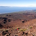 Auf etwa 2700m Höhe. Hier haben wir den Weg 9 schon verlassen und steigen auf einem steileren, felsigeren und direkteren Weg zum westlichen Kraterrand. Im Hintergrund sind jetzt alle drei der westlichen Kanaren sichtbar: La Gomera (links vorne), El Hierro (links hinten), und La Palma (rechts).