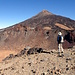 Nach ca. 3h (mit viel Fotografiererei) erreiche ich den riesigen Krater, wo sich der faszinierende Blick zum alles überragenden Teide (3718m) öffnet. Der Hauptgipfel des Pico Viejo (3129m) und mein Ziel für heute liegt direkt gegenüber am Kraterrand.