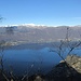 La notevole vista a picco su Caldè e il medio-alto Verbano dalla sommità del Pizzo di Cuvignone. 