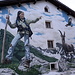 <b>"Andiamo", murale a Bivio dell'artista Patrick Wehrli, alias Redl (1969, Zürich), agosto 2019.<br />Visto da sinistra la ragazza indica la casa di fronte, visto da destra la ragazza indica l'aquila.<br />L'opera di oltre 100 mq vuole rappresentare il Parc Ela. Per realizzare il graffito l'artista ha assunto come modella Francesca, una ragazzina undicenne di Bivio.<br /><img src="http://f.hikr.org/files/3075762k.jpg" /></b>