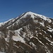 Dalla Croce di Rovareccio il Monte Alom: a destra, contro il cielo, la dorsale di salita; bene evidente, al centro, anche la dorsale di discesa
