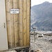 Fründenhütte: Nach tausend metern Velo schleppen darf man es nicht mal ans WC hinstellen. Nichts darf man hier :-)