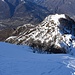 il ripido versante di salita e, sullo sfondo, la zona dell'Alpe Nava