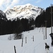 Auf der schneebedekten Strasee ging es hoch in Richtung Obersiezsäss / Risetenpass