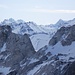 Blick durch eine Felslücke zu Bergen der Silvretta