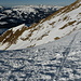 Schöne Spur zur Abflachung bei ca. 2300m: Blick zurück zu Wildigretli (rechts) und Galm (links), darüber gestaffelt von rechts die Ketten von Gastlosen, Vanil Noir und Dent de Lys, ganz links Dent de Corjon und Le Rubli