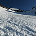 Auf griffigem Hartschnee (links) und Pulver (rechts) über Wandelimeder hinauf zum Couloir, über den Felsen die leuchtende SW-Flanke