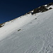 Die untere SW-Flanke ist gut eingeschneit: unter die Felsen hoch und nach links