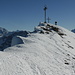 Auf dem noch harten und z.T. vereisten Gipfelgrat vom NW- zum Hauptgipfel, wo Gott und der Mobilfunk hocken... Rechts das Rinderhorn, links u.a. das Lötschentaler Breithorn und das mächtige Doldenhorn