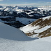Abfahrt von der Abflachung auf ca. 2300m durch die nordwestliche Rinne hinunter, darüber u.a. Le Rubli, Gummfluh, Giferspitz und Louwenehore