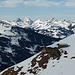 Blick vom obere Wysse Schafberg hinüber zur Hütte auf Steimeder (ca. 1950m) unterhalb von Galm, wo bei guter Schneelage nach Am underen Albrist ausgefahren werden könnte. Darüber von rechts Wandflue, Zuckerspitz, Dent de Ruth, Dent de Savigny, Dent de Brenleire und Dent de Folliéran