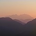 Ganz im Westen modelliert die untergehende Sonne die Silhouette des Alpsteins heraus.