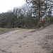 Hier zweigt man vom Waldrandweg (auf dem Foto links hinten) kommend auf den Weg ab, der aufwärts durch den Wald zum Schartenberg führt (auf dem Foto rechts).