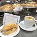 Kleine Stärkung vor der Tour: Café con leche € 1,20, Pulguita € 1, die Preise sind sehr günstig