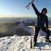 Cotopaxi: Gipfelfoto, hier war ich erstaunlich fit. Mein finales Ziel rechts im Hintergrund...
