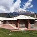 Chimborazo: Unser Übernachtungsquartier, die Casa Condor, mit Chimborazo im Hintergrund.