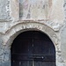 Un affresco sovrastante un portale medioevale a Lasnigo.