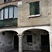 Una delle case di Conca di Crezza con portico e colonna in granito.