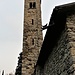 Il campanile di San Pietro ad Albese con Cassano, pendente e con due piani illuminati da bifore.