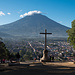 Blick vom Cerro de la Cruz: Antigua und dahinter Volcan de Agua, von dessen Besteigung aus Sicherheitsgründen leider immer noch abgeraten wird.