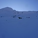 Da die Flanke mir zu steil und nach dem Neuschnee wohl schneebrettgefährdet ist, möchte ich über den rechts des Gipfels sichtbaren Grat aufsteigen.