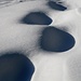 Dunkle Löcher im Schnee - Auf den ersten Blick vielleicht nicht zu erkennen, dass es sich um eine eingeschneite, ältere Schneeschuhspur handelt