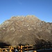 von den Monti di Gottro noch einmal ein Blick auf den Monte Grona in der Spätnachmittagssonne