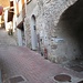 .. und kurz darauf hier unter dem Gewölbe hindurch und auf dem Karrenweg hinauf zu den Monti di Gottro