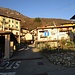 Von Carlazzo kommend hier am Ortseingang von Gottro nun am Waschhaus vorbei ein Stück die steile Strasse hinauf ...