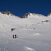 <b>Gruppetto di scialpinisti in partenza per l’Oberalpstock (3328) dalla stazione a monte dello skilift Piz Ault (2770 m).<br />Scarto immediatamente questa meta perché non voglio avventurarmi da solo sul crepacciato Brunnifirn.</b>