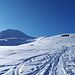 <b>Continuo su un’ampia dorsale, coperta di neve polverosa, in pieno sole. È un piacere sciare in queste condizioni: è il tratto più bello della gita. A circa 1990 m di quota passo da tre chalet d’alpeggio; sullo sfondo svetta il panettone della cima nord del Vanatsch.<br /> </b>