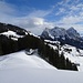 Abstieg vom heute höchsten Punkt, [peak52897 Engelstock - Blüemlisberg], Richtung Hütte vor der Hinteregg;
dominierend die Mythen, unscheinbarer Hochstuckli
