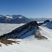 Nach der Rast, rechts in der Senke folgten wir wieder zuerst dem Wanderweg und stiegen später direkt zur Alp Arin ab