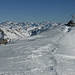 Ankunft auf dem Gipfel: das Gipfelkreuz steht etwas schief, dafür sieht man im Osten die Oetztaler Alpen mit links Weisskugel, in der Mitte u.a. Hintere Schwärze und Similaun und rechts u.a. Saldurspitze und Oberem Saldurkopf