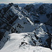 Im Abstieg über den nun gut gespurten SSW-Grat: darüber von links Piz dals Vadès, Piz Mingèr und Piz da la Crappa, rechts am Horizont grüsst aus der Ferne die Bernina