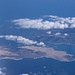 La Graciosa aus dem Flugzeug, dahinter die Nordküste von Lanzarote mit der markanten Steilwand des Famara-Gebirges