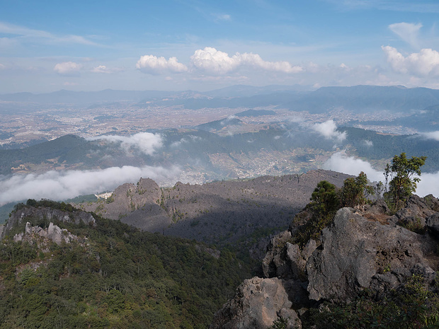 Blick vom Gipfel auf das Lavafeld und Xela