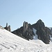 <b>Gloggentürmli (2675 m)</b>.<br />L’ultimo tratto, sotto i “piccoli campanili”, è coperto da un nevaio molto ripido. Procedo con prudenza, anche se una scivolata non dovrebbe presentare, in questo versante, dei grossi pericoli. 