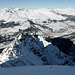 Gipfelpanorama Richtung Norden: vorne der Piz Clemgia, links davon Ftan, rechts Scuol und Sent, darüber das Skigebiet von Motta Naluns, am Horizont von links Fluchthorn bis Piz Tschütta