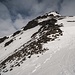 Aufsteig zu Fuß mit Ski am Rucksack. Steigeisen und Pickel sind heute angebracht. Erstaunlich wenig Schnee hier auf 3.200 m Höhe