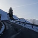 Auf rund 1320m, immer noch apere Strassen, und nach der Kurve sieht wieder alles grün aus.