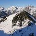 Blick zum am Vortag überschrittenen Muttjöchle; dahinter Berge  des Lechquellengebirges