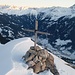 Kleines Holzkreuz auf dem Alpilakopf