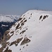 Blick vom Gipfelkreuz zum höchsten Punkt der Sarner Scharte