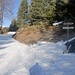Der Wegweiser zeigt zwar nach rechts, man könnte aber auch mit Skier auf dem schneebedeckten Weg (mit Unterbrechungen?) weitergehen.