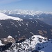 Leider ist die Seite von "Deuschle" zwecks Gipfelbestimmung nicht erreichbar! Im Hintergrund sind die Zillertaler Alpen mit den in Südtirol liegenden Pfunderer Bergen zu sehen.