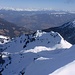 Im Hintergrund sieht man die Zillertaler Alpen, rechts davor die Lüsener Alm
