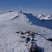Blick vom Gipfelkreuz zum höchsten Punkt